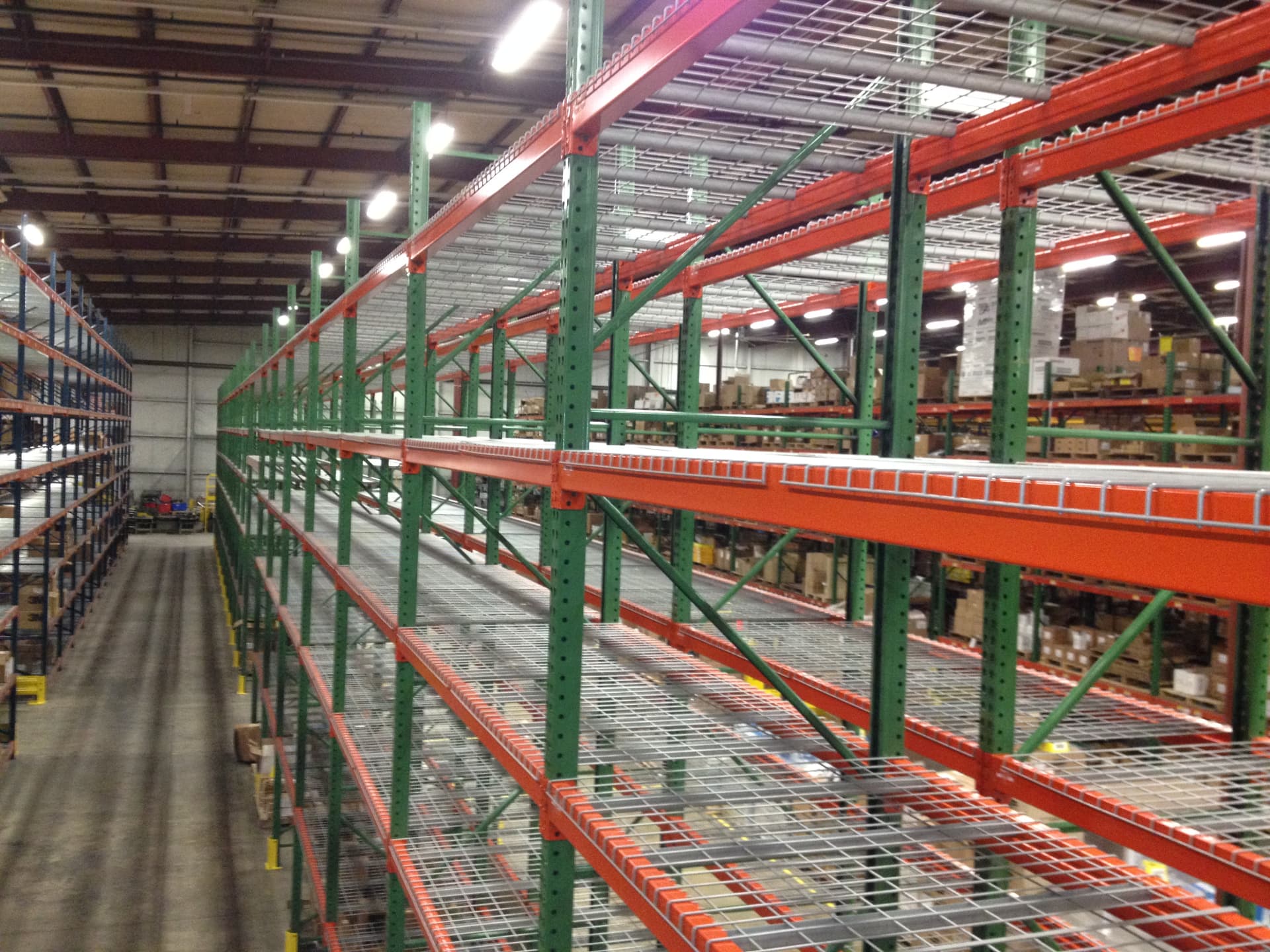 Warehouse pallet racks with wire decking
